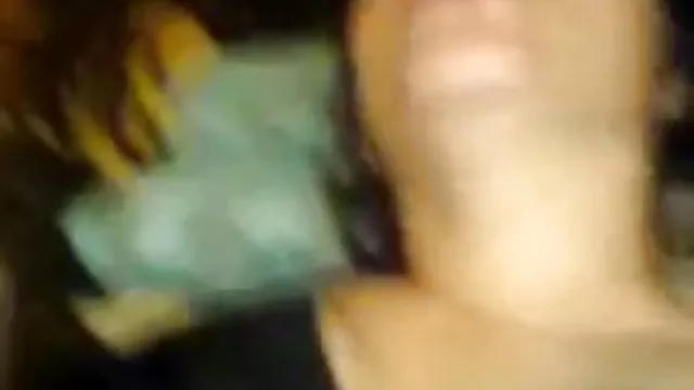 Fiatal szőke szórakozás az ágyban egy férfi
