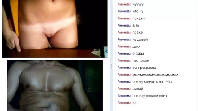 Az ember nézi a meztelen nők keresztül egy lyuk a falon nyilvános zuhany
