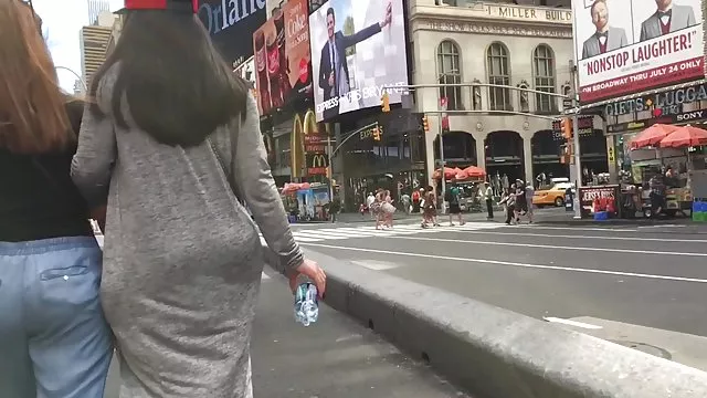 A csaj baszva az öklét a punci