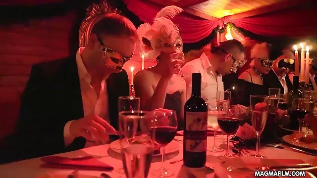 A férfi tornyok a seggét lány, nagy fejésből