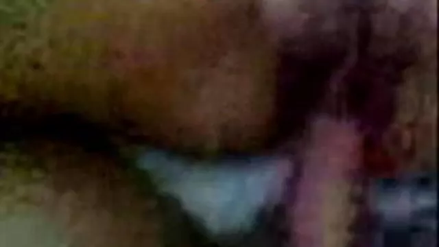 A pufók fiatal nő remeg DOPA, mielőtt a gyerek