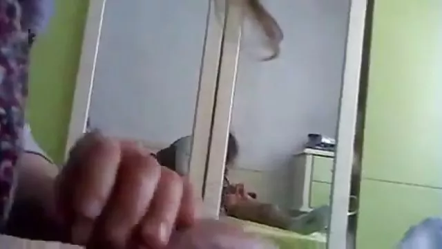 Az izgatott anya megmutatta neki, lányom, hogyan kell szopni