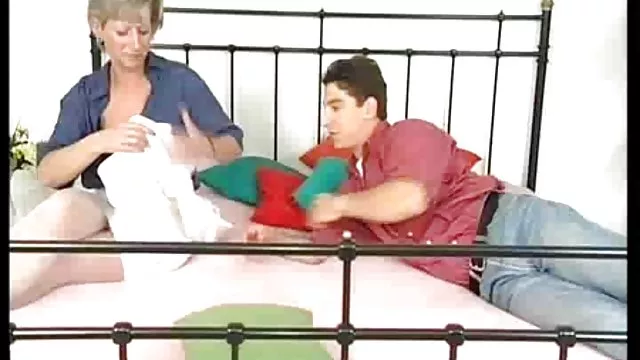 A kövér lány nyári ruha beindul a cigaretta füst