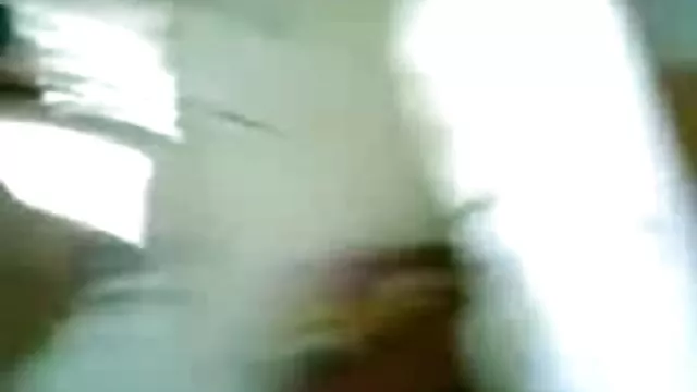 A fickó jött be a zuhany alá, hogy a sovány barátom, őt
