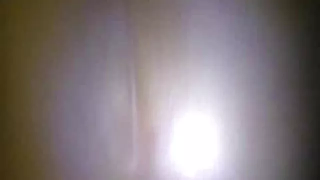 A fickó kukucskáló segítségével egy rejtett kamera lány
