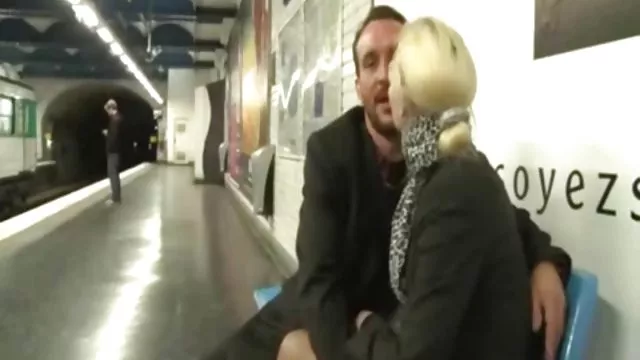 Pajkos szőke fizetett takistan anális szex