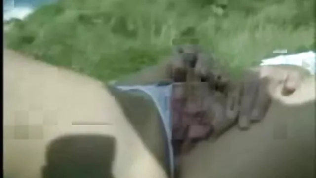 Fiatal tréfacsináló levetkőzik, majd nyomja Vibrátor a szőrös punci