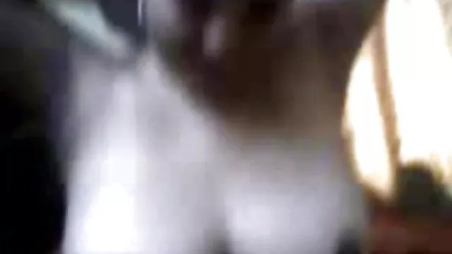 A lány sikít alatt forró anális szex