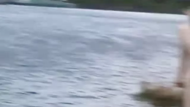 A dohányzás barna, szép Cicik világít a kamera előtt
