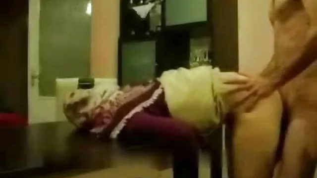 Olesya Maszturbál finoman télen a kocsiban