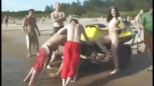 Szexi csaj nyomtak egy nagy Dildo be a seggét