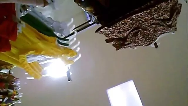 A rabszolga széttenni a lábát, s egy doboz ceruza a szeméremtest