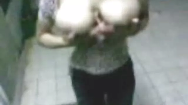 Busty szőke megpróbál megszökni a fogságból