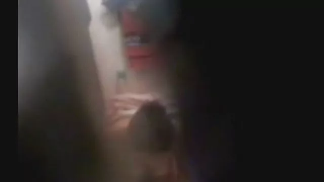 A hullámok a víz a Jacuzzi hozta a kurva orgazmus