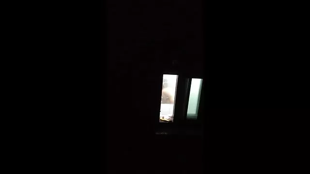 A fiatal szépség futott a pályán egy dátum a barátjával,