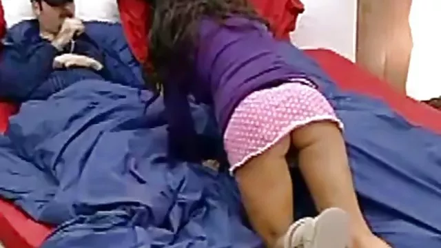 18 éves diáklány kell spriccel az orgazmust