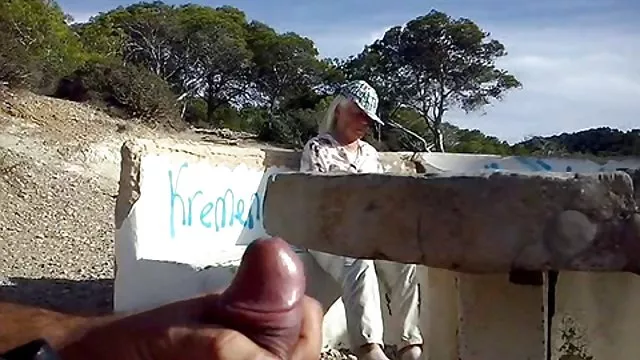 Teljesen meztelen hír előadók