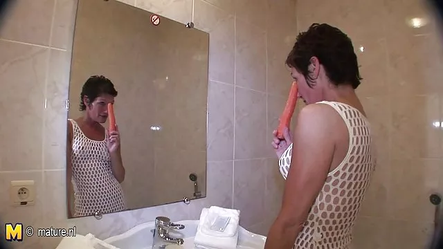 A lány iszik pezsgőt a sperma a sok fasz-haverok