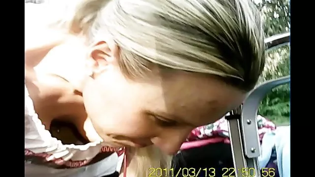 Két rajzfilm leszbikus aktívan dörzsölés való nyalogatja egymást
