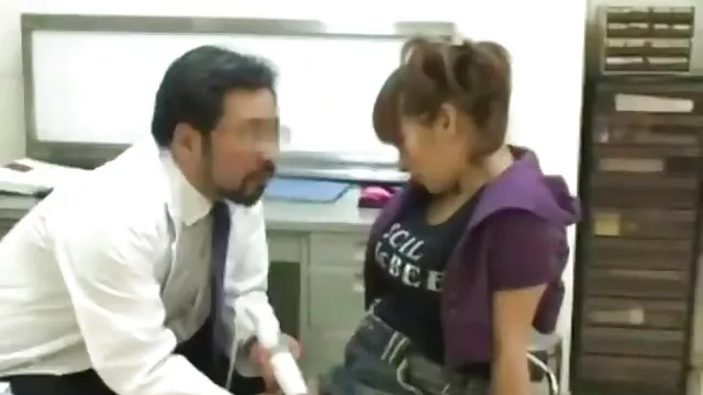 A hosszú hajú szépség vesz részt a tornaterem meztelen