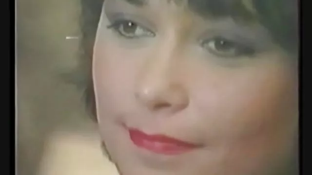 Lillian játszik egy gumi kakas Jacuzzi