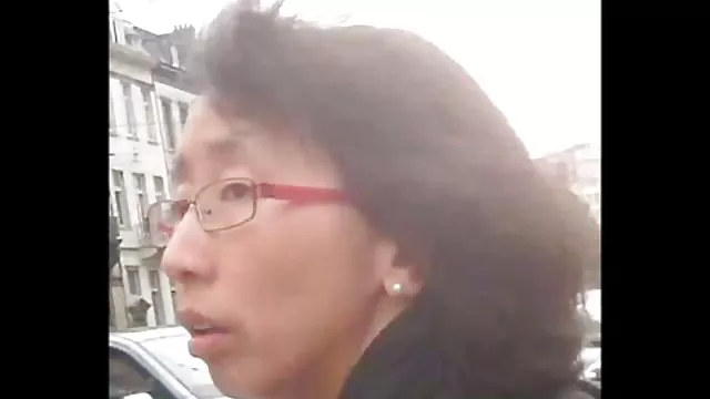 Barna rövid haj világít egy rejtett kamera szőrös punci