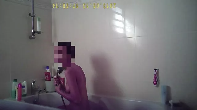 A női rózsaszín hajú Baszik magát játékokkal