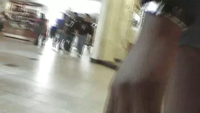 Fiatal Cam modell onanizál kakas a kanapén
