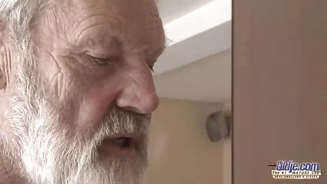 Kanos ribanc a fehér harisnya veszi le a bugyit, majd tesz egy Dildo a puncijában