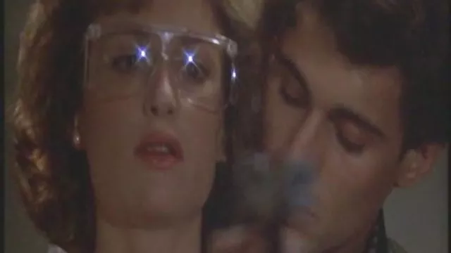 Meleg, úgy néz ki, mint egy filmsztár, aktívan simogatni a herezacskó, valamint kakas