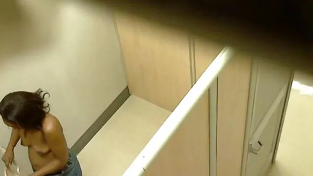 Rugalmas szőke csíkos zokni terjed, lábai pedig azt mutatja, punci