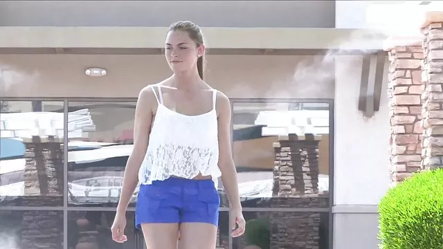 A mellek szőke ügyesen simogatja punci a bőr kanapé