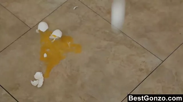 A fiatal orosz bébi Alice Maszturbál a víz matrac