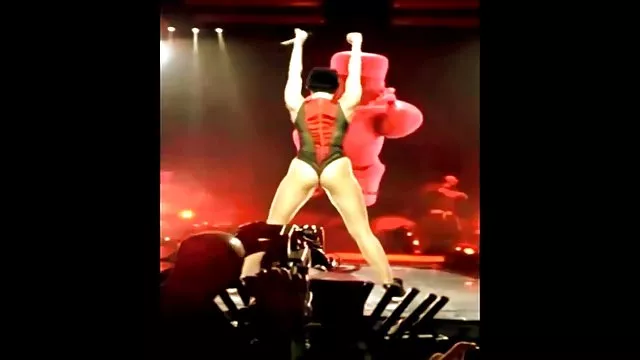 Két fickó mereven baszva pornósztár