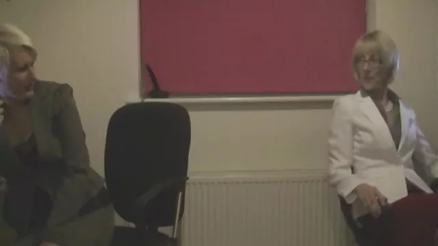 A férfi a kendőt krumpli ribanc a seggét, ő spriccelt