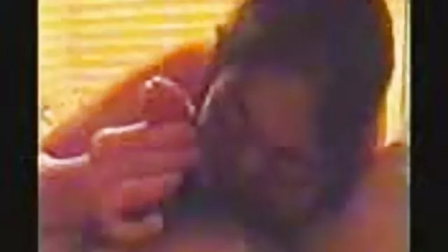 A fiatal fiú beverte megfelelően szőke barátnőm egy hotel szobában