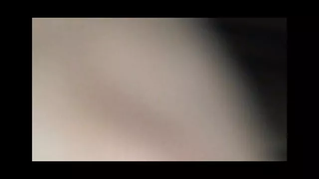 Gloria szopja egy pénisz keresztül egy lyuk a falon