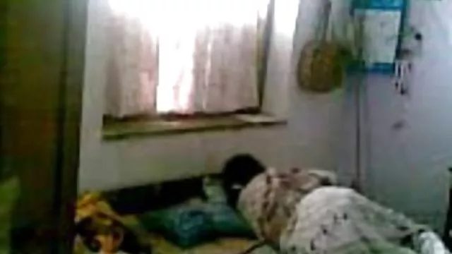 A fiatal tanár adta a srác nyalni a puncit, majd terpeszkedett a punci, a fasz