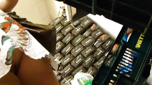 Fiú kandikál a fürdőszobában egy ruhát barátnője