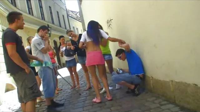 Meztelen szőke copfos meztelen fürdés a tengerben a barátjával.
