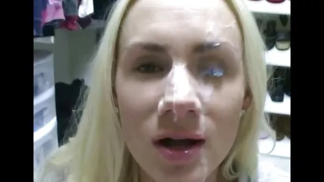 Aranyos csaj, szívesen szar kakasok kap cum az arcán