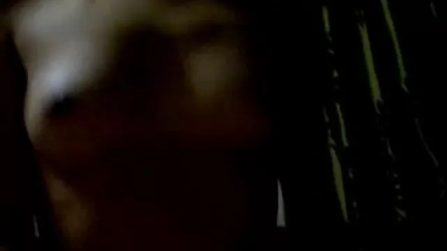 Kanos csaj csepp a ruháit az öltözőben, majd tesz egy Dildo a puncijában