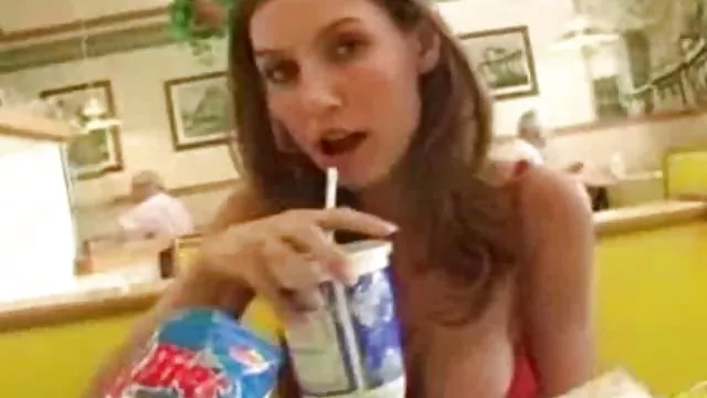 Samantha eltávolítja átlátszó inget, meg azt mutatja, hogy a Melleit