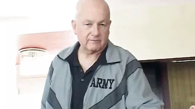 Sovány lány tette magát ujjait, hogy egy erős orgazmus