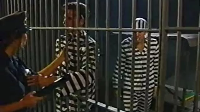 Busty barna, latex fogás ragadhatja