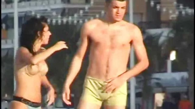 Fehér pasi főz egy gyönyörű mulatt az ágyon