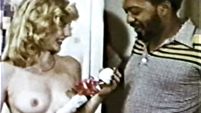 A fickó megnyalta a punci a csaj, aztán megdugtam a kutya póz a seggét