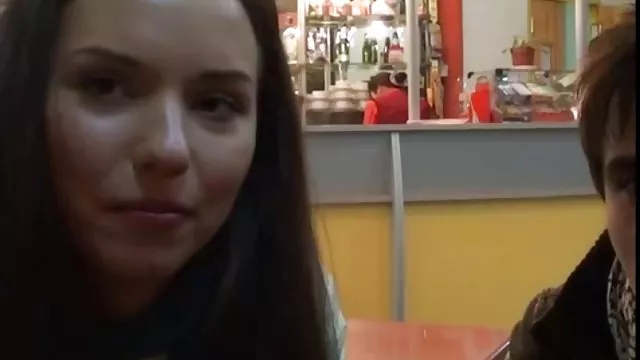 A lány a színházi jelmez ül punci arcán egy barát