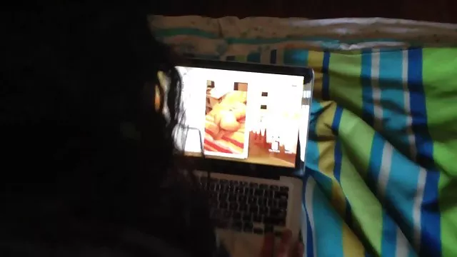 Durva facesitting a barnák latex fehérnemű
