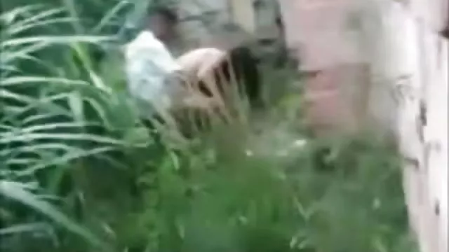 Gengszterek sült két szőke a fürdőkádban, valamint hugyoznak